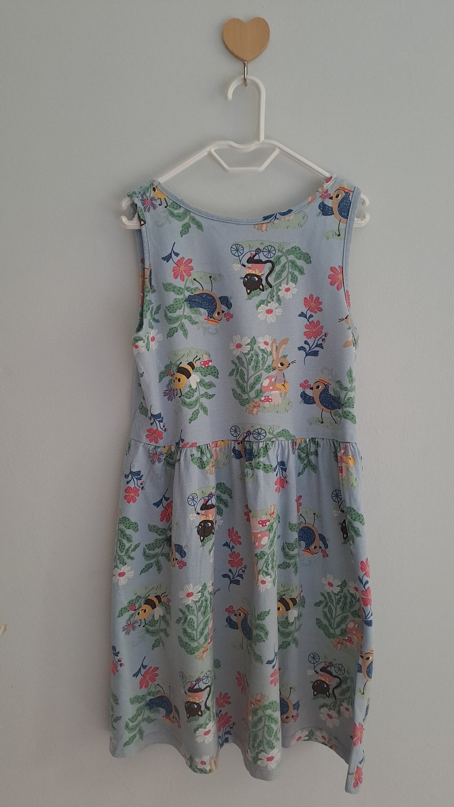 Girls Blue Sleeveless Dress with Bunnies, Cats, Bees & Flowers – H&M (Age 6-8)