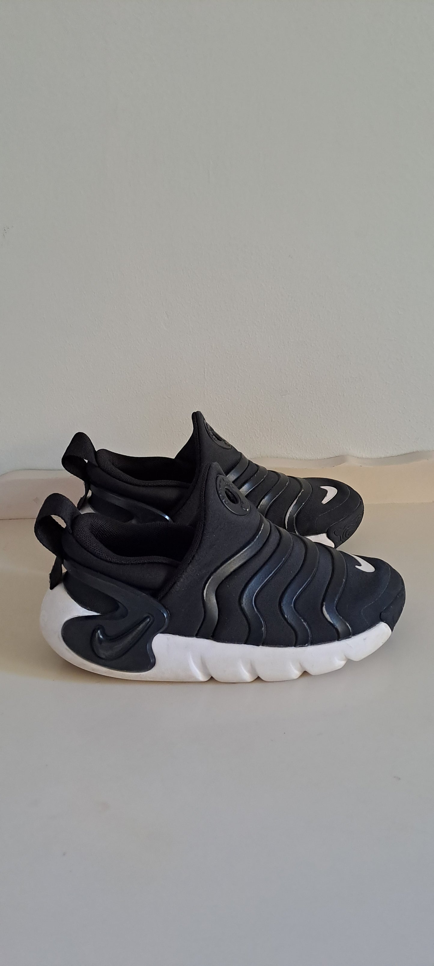 Nike Dynamo Go Younger Kids Black/White Easy On/Off Sneakers Size UK 11.5 / EUR 28.5