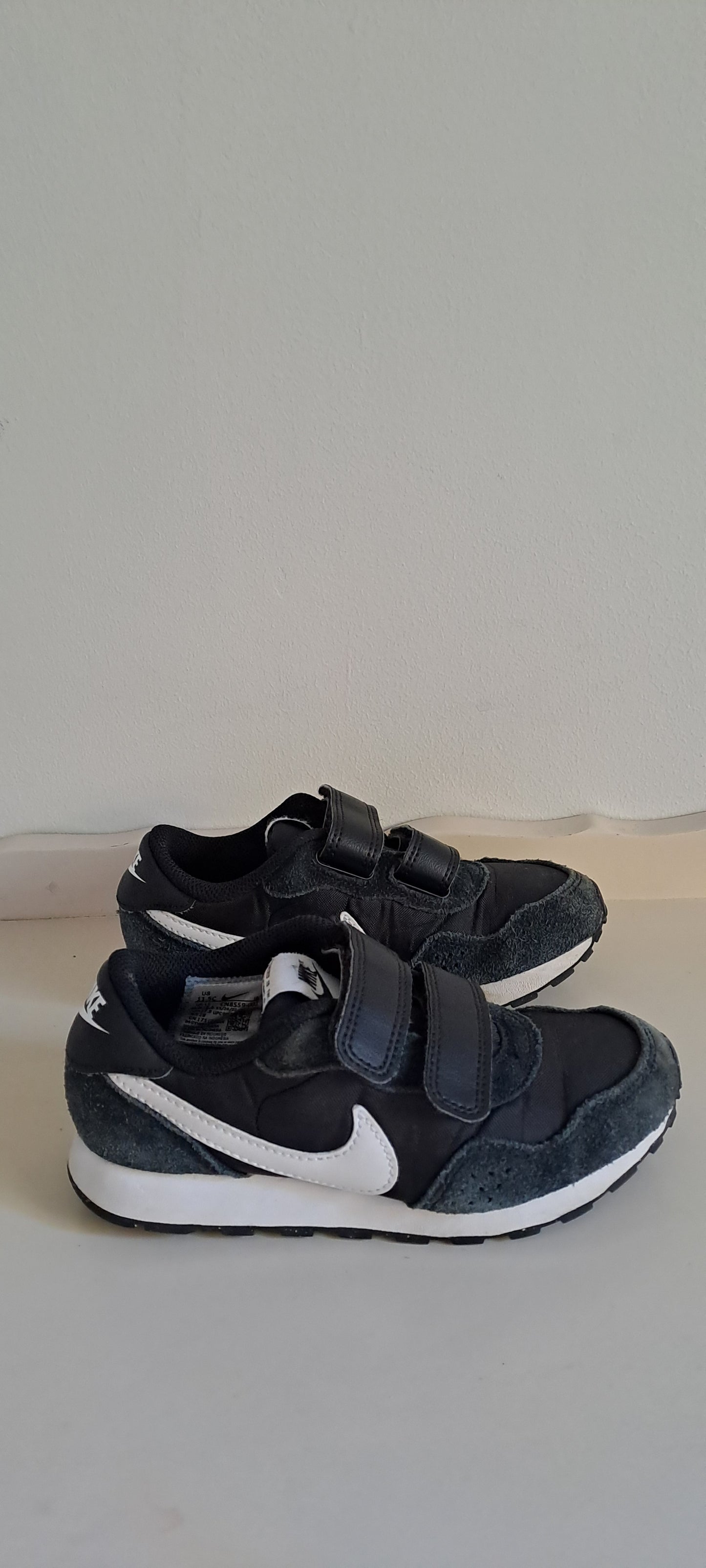 Nike MD Valiant Younger Kids Black/White Retro Sneakers Size UK 11 / EUR 29