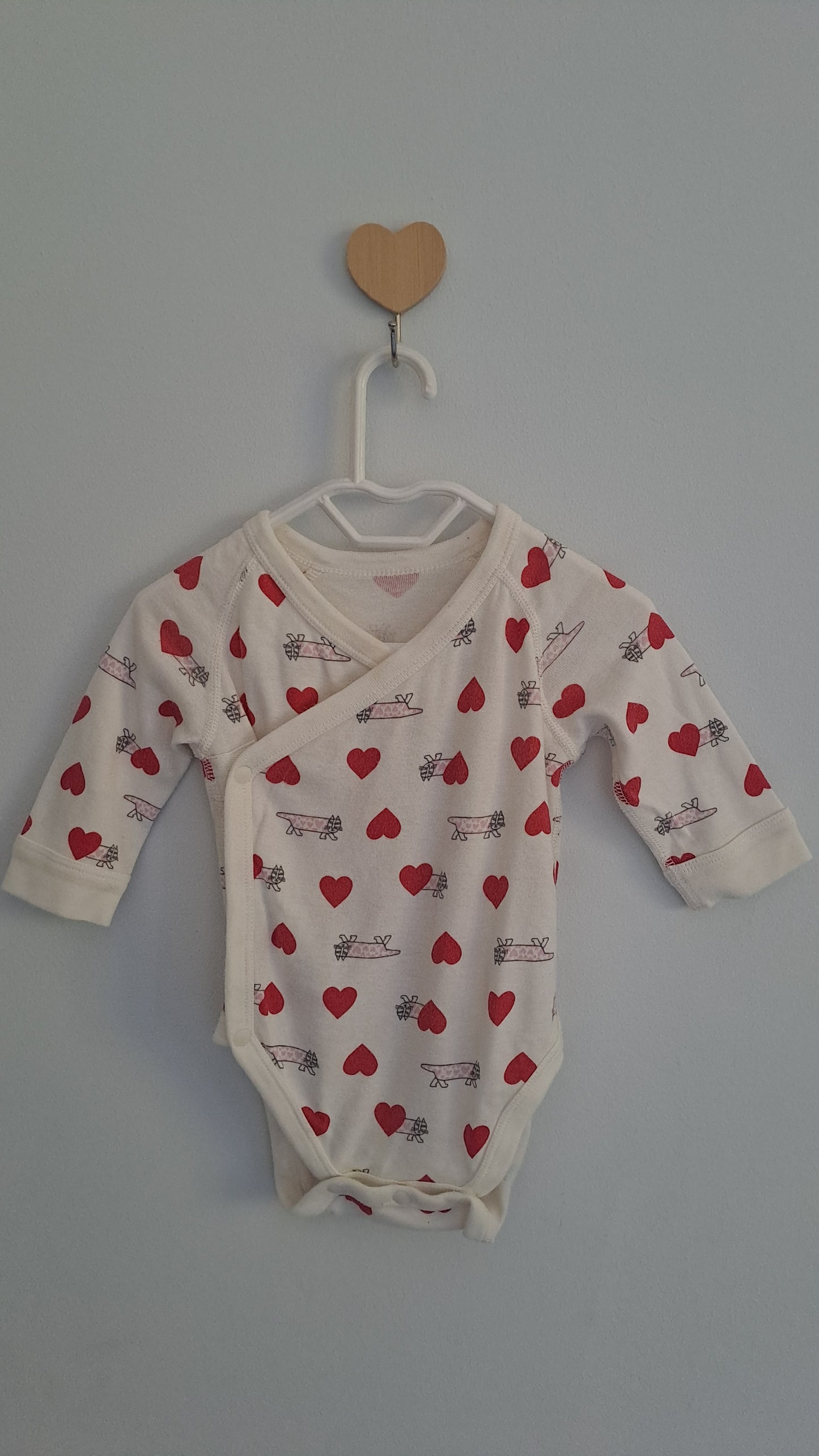 Uniqlo White Long Sleeve Babygrow Red Hearts & Cats 3-6 Months