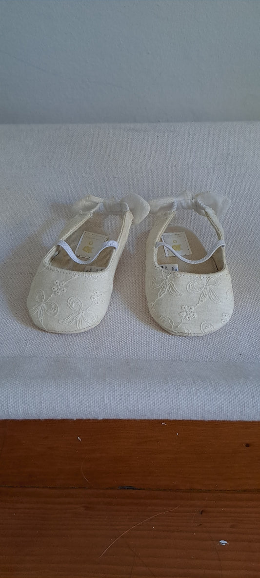 Woolworths WooliesBabes Ivory Embroidered Ballerina Pram Shoes Size 0