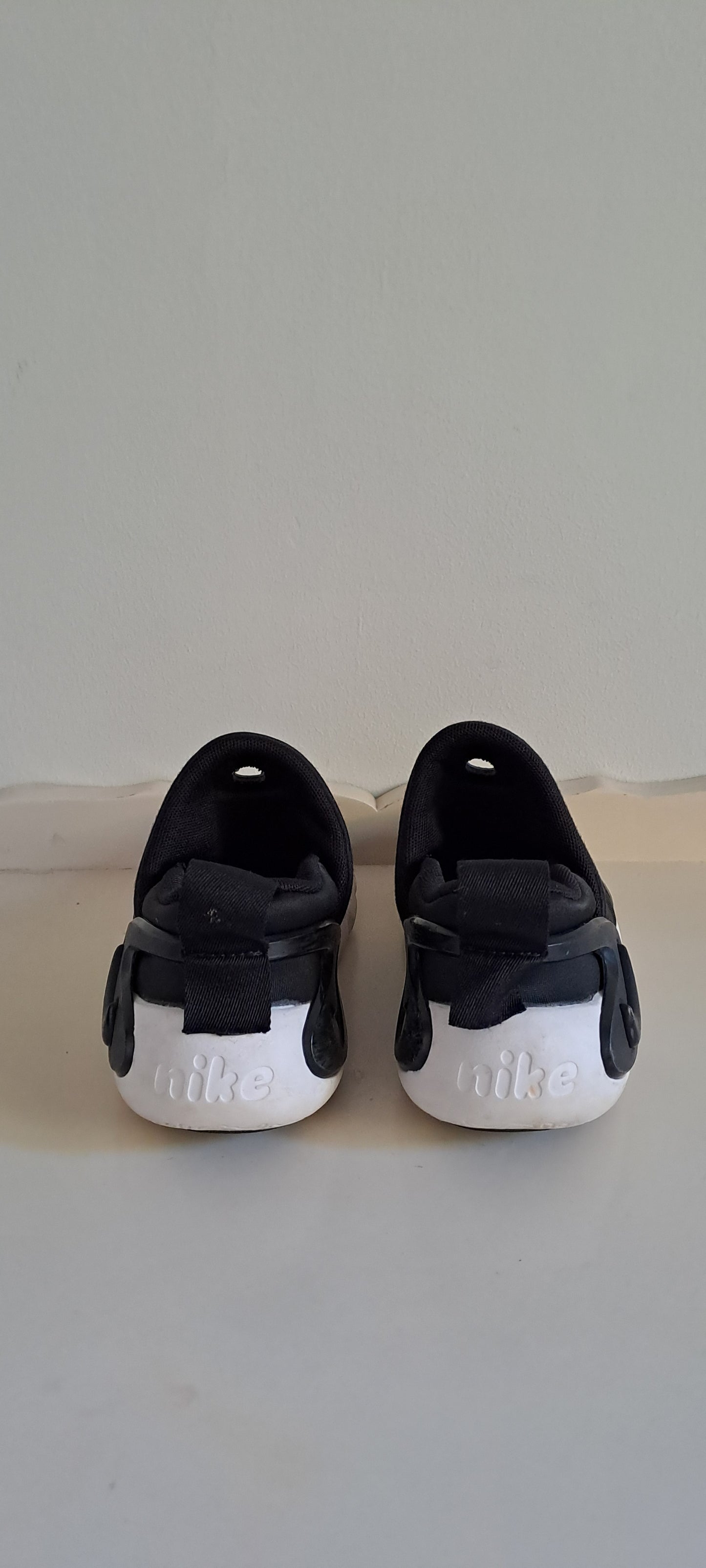 Nike Dynamo Go Younger Kids Black/White Easy On/Off Sneakers Size UK 11.5 / EUR 28.5