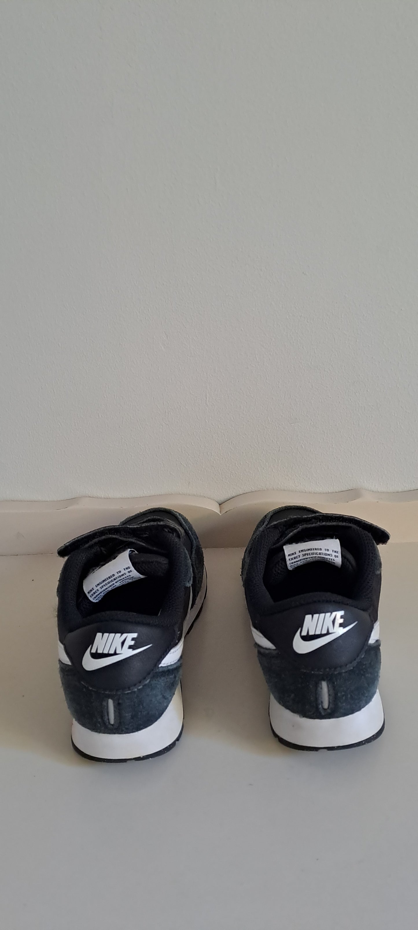 Nike MD Valiant Younger Kids Black/White Retro Sneakers Size UK 11 / EUR 29