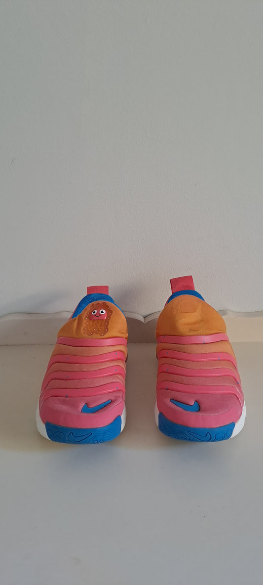 Nike Dynamo Go SE Younger Kids Sea Coral/Vivid Orange Sneakers Size UK 11 / EUR 28