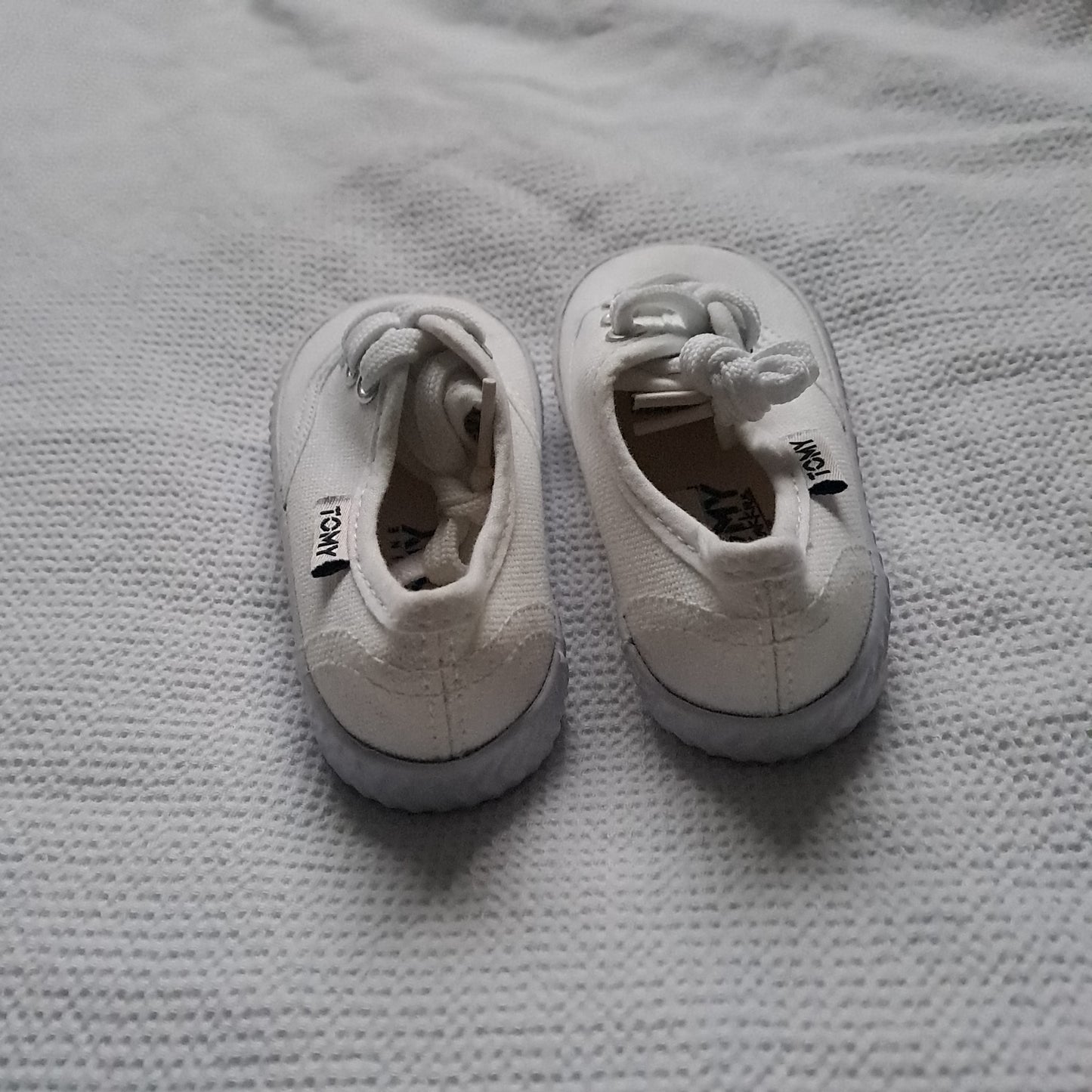 Tomy White Canvas Lace-Up Sneaker Takkies UK Size 4 Infant