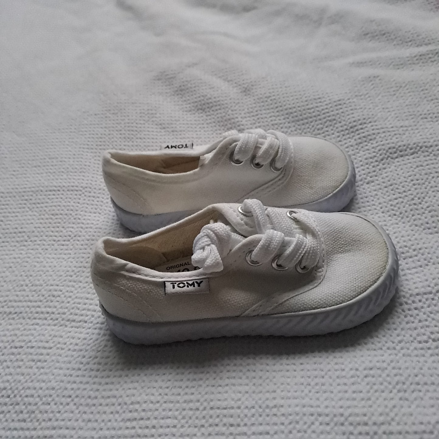 Tomy White Canvas Lace-Up Sneaker Takkies UK Size 4 Infant