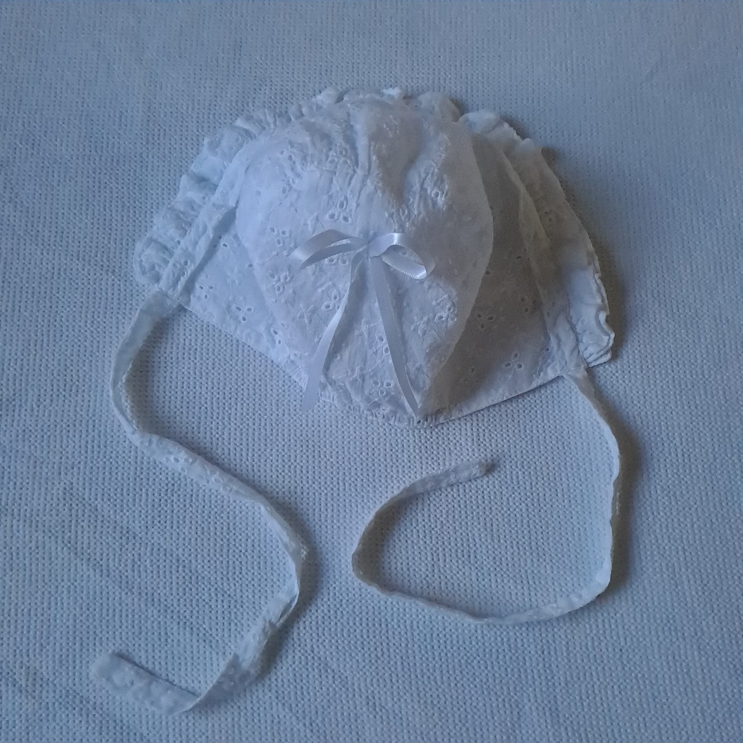 Vintage-Style Baby Girls White Broderie Anglaise Ruffle Bonnet 18-24 Months